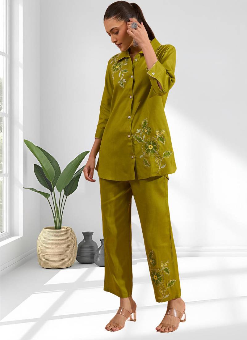 Women's cotton, linen green embroidered short kurta with pant