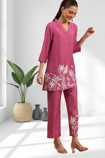 Women's silk blend pink embroidered short kurta with pant