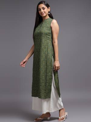 Women green printed rayon kurta 2