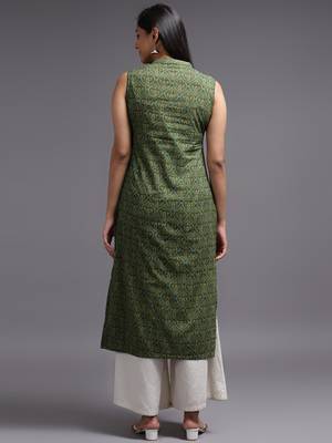 Women green printed rayon kurta 4