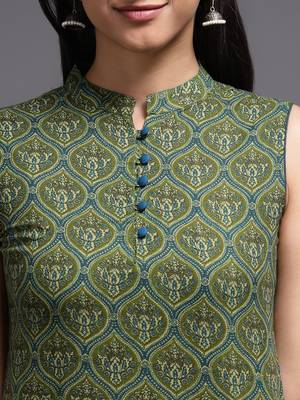 Women green printed rayon kurta 5