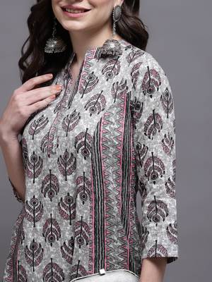 Women pink printed cotton kurta 5