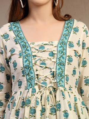 Off-white floral printed cotton flared top for women 5