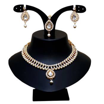 White agate stone necklace set with earrings and maang tikka (gold plated) 2