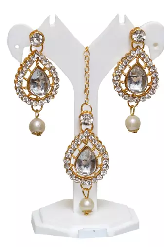 White agate stone necklace set with earrings and maang tikka (gold plated)