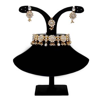 White agate stone necklace set with earrings and maang tikka (gold plated) 2