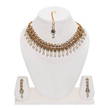 White agate stone necklace set with earrings and maang tikka (gold plated) 5