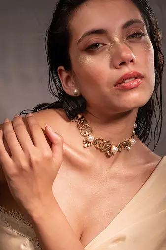 gold alloy necklace with pearl floral link design