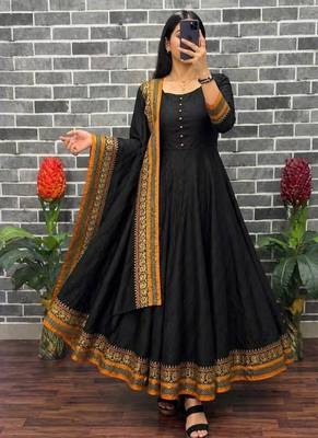  black solid anarkali kurta with traditional golden border dupatta set 3