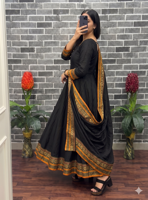  black solid anarkali kurta with traditional golden border dupatta set 4