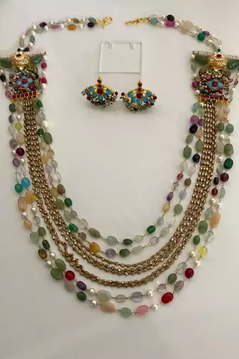 The multi-gem kundan necklace & earring sets