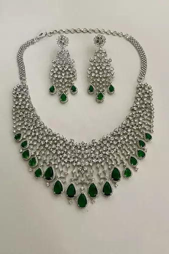 The emerald diamond necklace & earring set