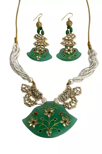 The emerald bloom kundan necklace & earring set