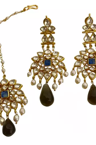 The lumina kundan tika earring set