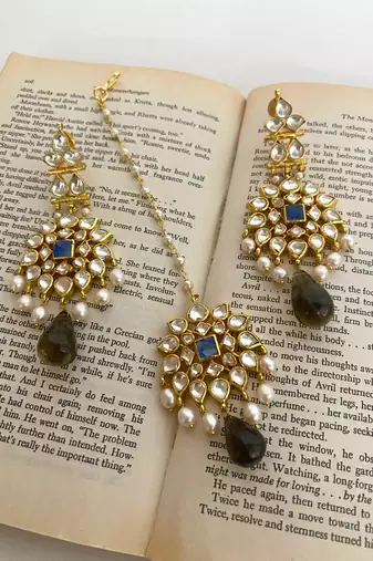 The lumina kundan tika earring set