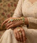 The emerald kundan hathphool set
