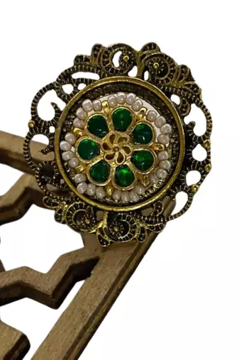 The emerald bloom kundan ring