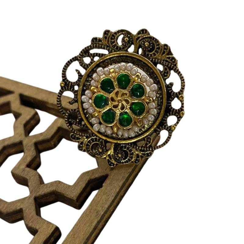 The emerald bloom kundan ring