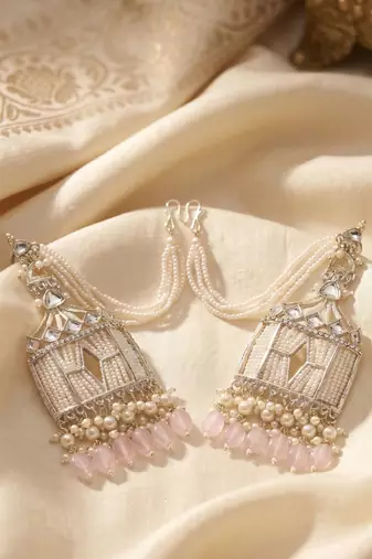   Traditional earrings for wo  and girls