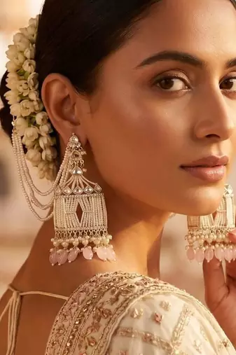   Traditional earrings for wo  and girls