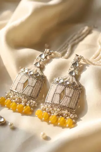   Traditional earrings for wo  and girls