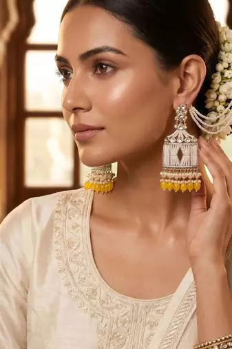   Traditional earrings for wo  and girls