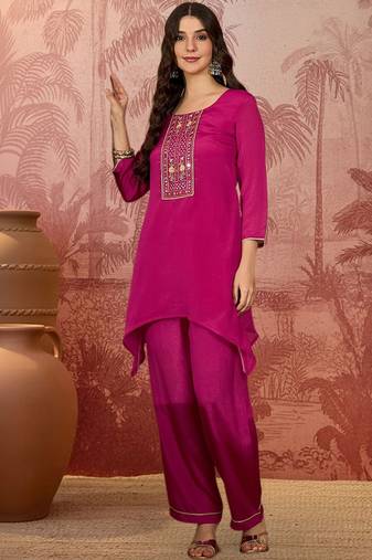 embroidered sweetheart neck kurta & trousers kurta sets