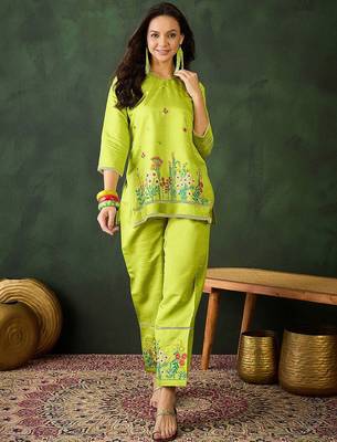 green floral embroidered v-neck kurta with trousers 1