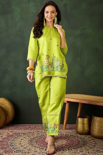 green floral embroidered v-neck kurta with trousers