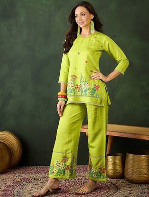 green floral embroidered v-neck kurta with trousers 4