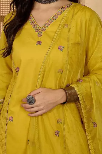 women floral embroidered kurta with trousers & dupatta