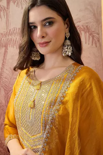 embroidered v-neck kurta trousers & dupatta