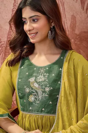 women floral embroidered panelled sequinned kurta with trousers & with dupatta