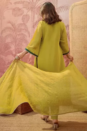 women floral embroidered panelled sequinned kurta with trousers & with dupatta