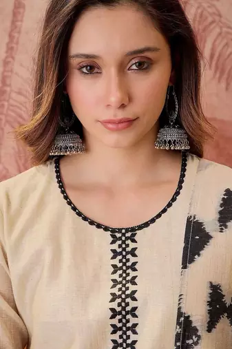 women ethnic motifs embroidered regular thread work kurta with trousers & with dupatta