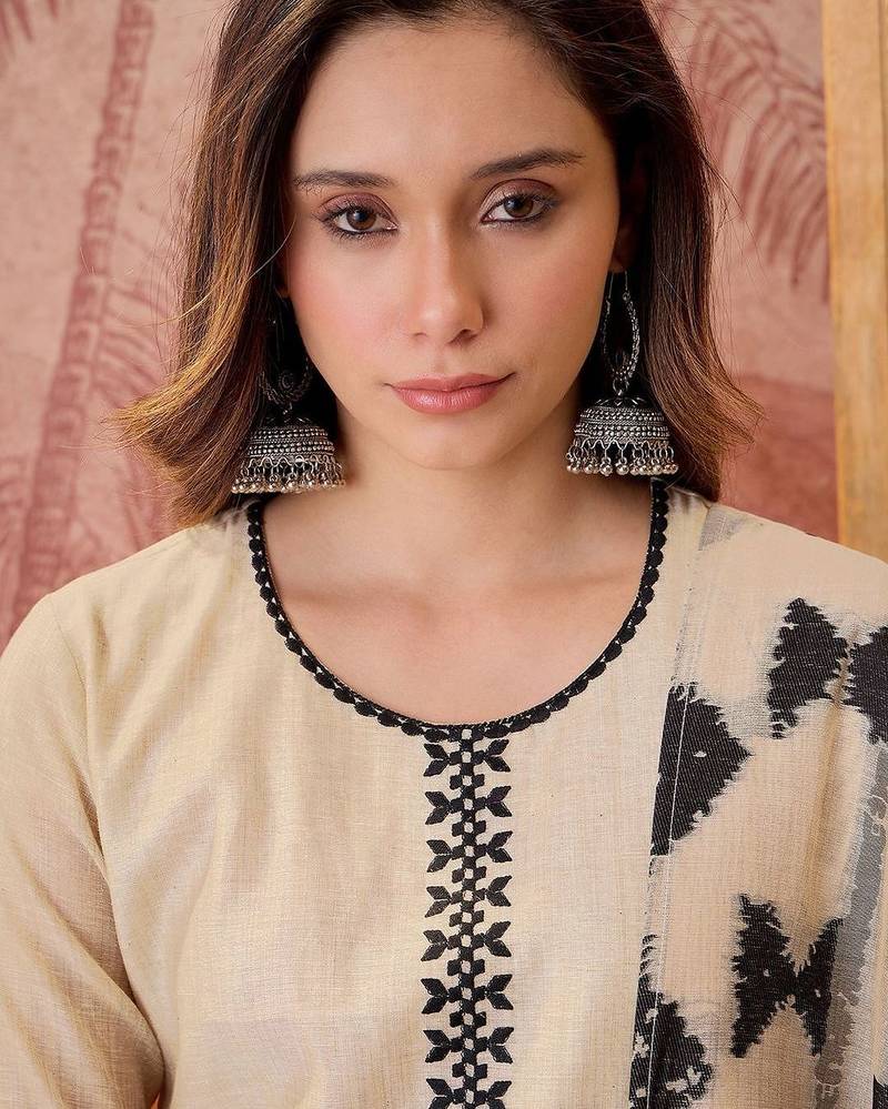 women ethnic motifs embroidered regular thread work kurta with trousers & with dupatta
