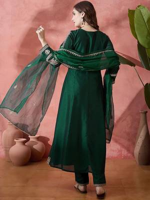 green floral embroidered panelled zari a-line kurta with trousers and dupatta 5