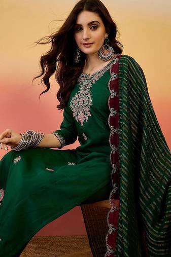 floral embroidered notch neck panelled straight kurta & trousers with dupatta