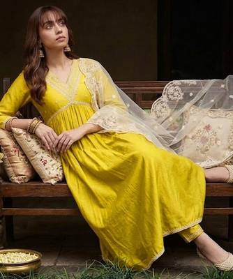 embroidered v-neck kurta & trousers with dupatta 2