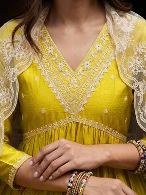 embroidered v-neck kurta & trousers with dupatta 5