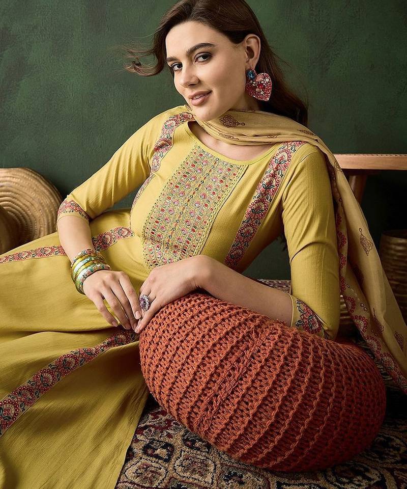 floral embroidered sequinned straight kurta & trouser with dupatta