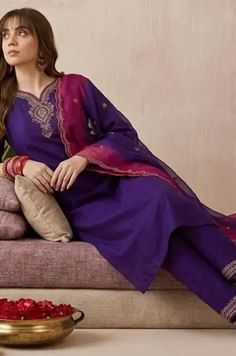 embroidered sweetheart neck kurta & trousers with dupatta