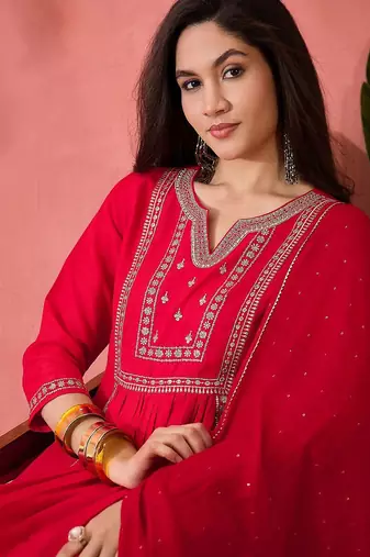 Women floral embroidered kurta with trousers