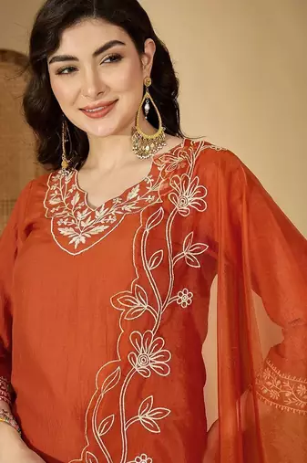 women floral embroidered regular thread work kurta with trousers & with dupatta