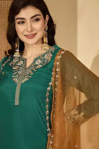 women ethnic motifs embroidered regular thread work kurta with trousers & with dupatta