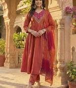 embroidered v-neck kurta trousers & dupatta
