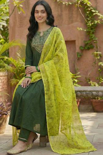 embroidered round neck kurta trousers & dupatta