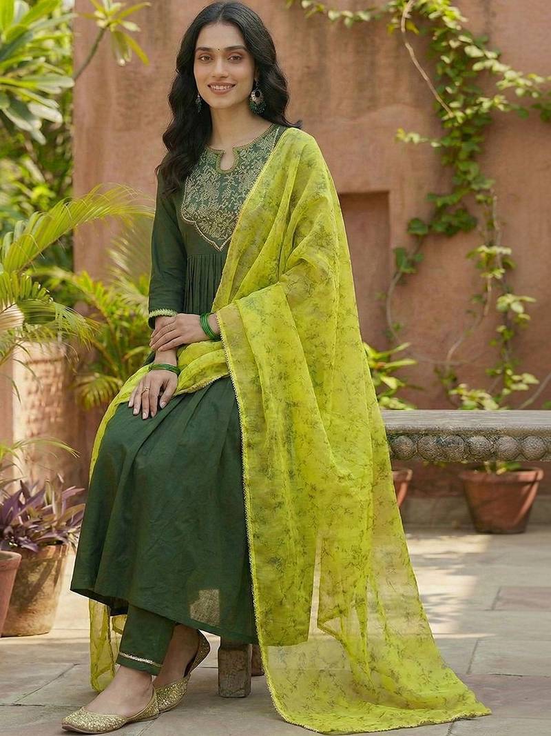 embroidered round neck kurta trousers & dupatta