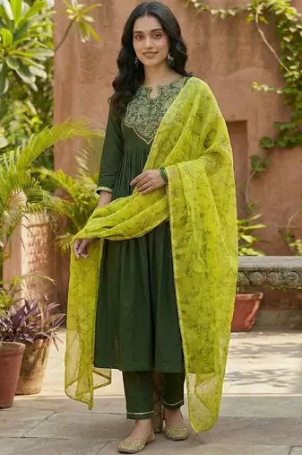 embroidered round neck kurta trousers & dupatta