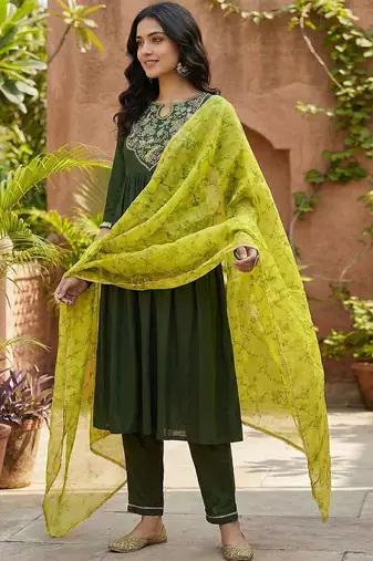 embroidered round neck kurta trousers & dupatta
